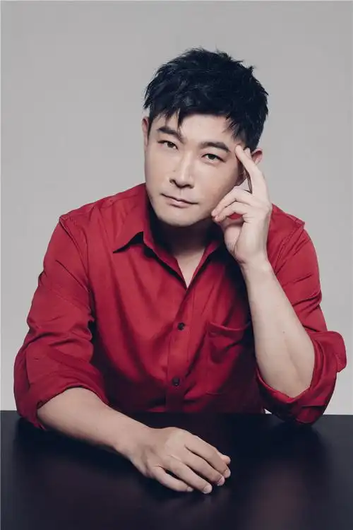 近日,演员黄维德曝光一组质感写真大片.