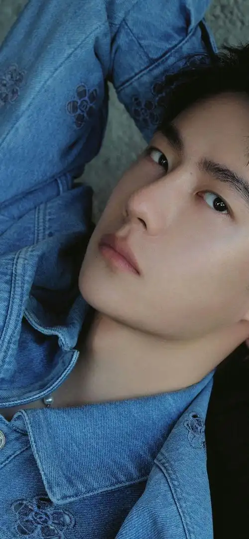 王一博,古希腊掌管壁纸的神  #王一博##yibo moment#  p3是我当年的