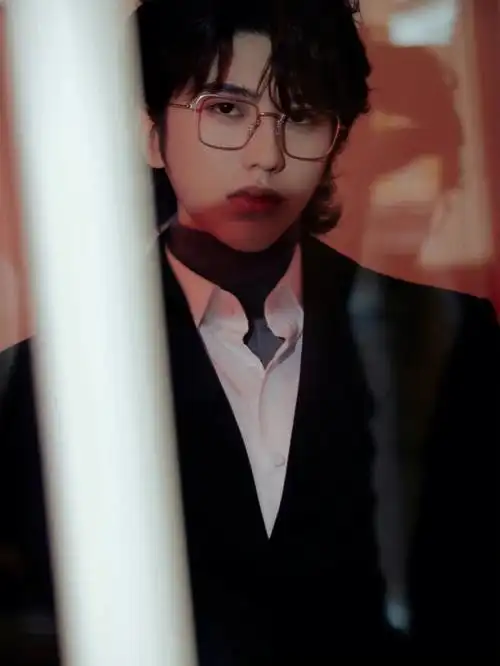 蔡徐坤戴银丝眼镜好绅士