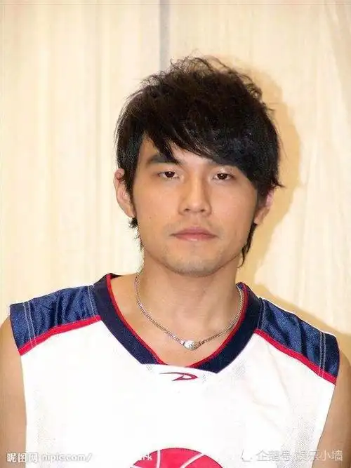 周杰伦ins更新胡子自拍照,歌迷都在催新歌,不知道周董什么时候安排上?