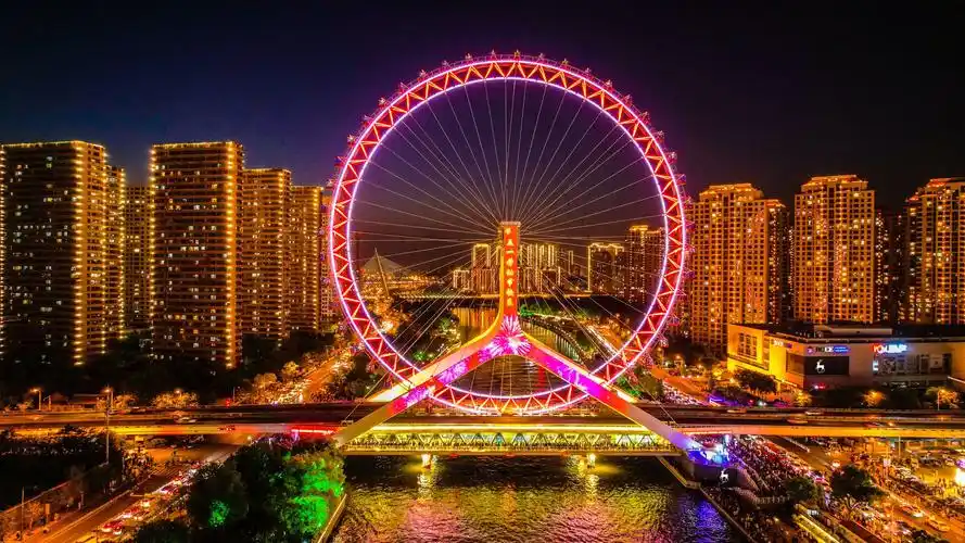 "天津之眼"摩天轮直径为110米,轮外装挂48个360度透明座舱,每个座舱可
