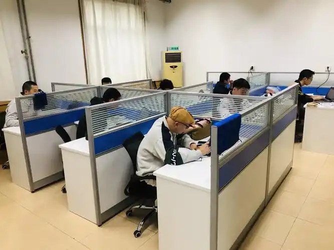 办公室内硬件,软件配备齐全,工位舒适摆放整齐,窗明几净.