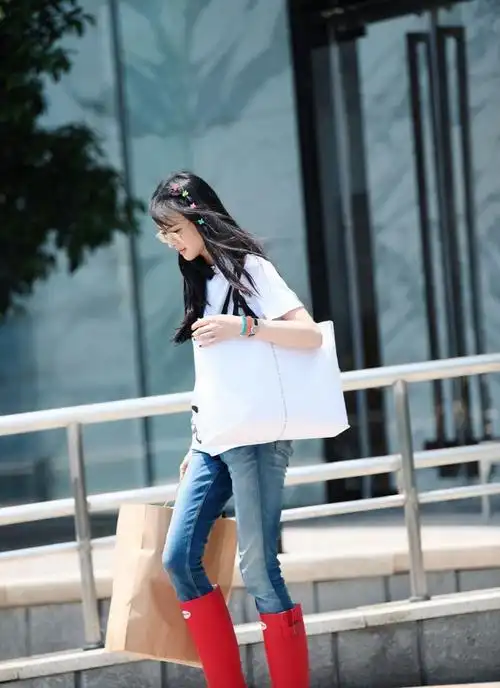 郑爽基础造型也时髦,t恤,牛仔裤配"彩虹"发卡,真显少女气息