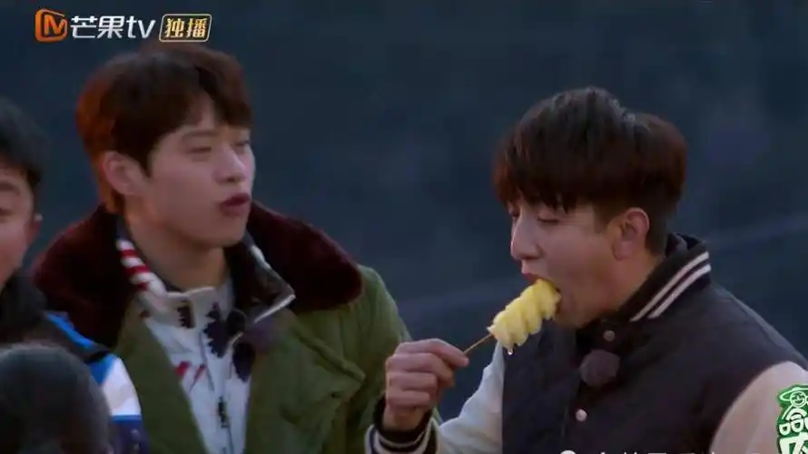 在高原上,贾乃亮,杨超越他们吃的都是面食,外加牛肉干和猪肉干,对于