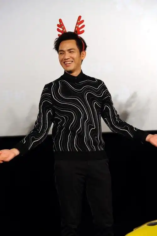 钟汉良的气场真是独特,就算穿一身的黑衣也很抢镜,太有明星范了