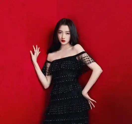 照片中,关晓彤一字锁骨惹人羡慕,香肩暴露在外,事业线若隐若现,显得尤