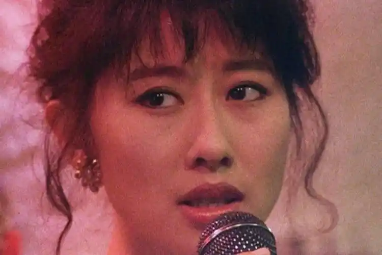 1989年,叶倩文在《喋血双雄》中浅浅吟唱内地观众最熟悉的叶倩文