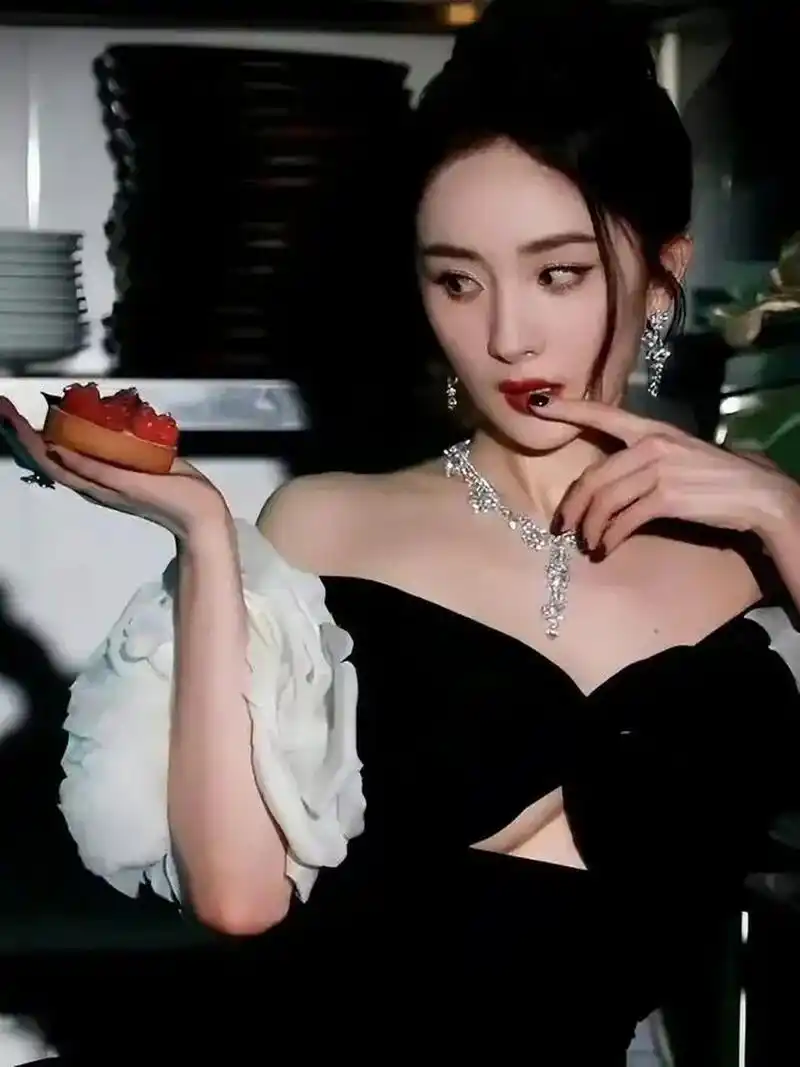 杨幂晒新造型真敢穿,穿黑色露肩镂空连衣裙性感又大气,不仅不俗还美得