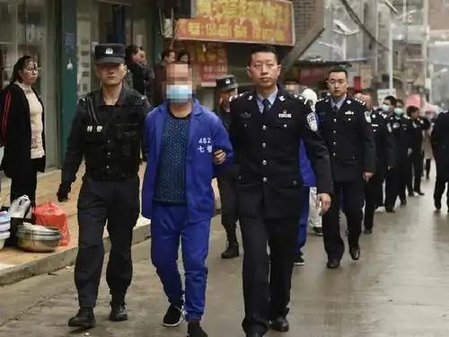 干得漂亮毕节警方押解5名涉黑涉恶犯罪嫌疑人指认现场
