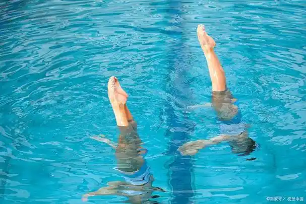 在众多的游泳姿势中,蛙泳以其简单易学的特点深受广大游泳爱好者的