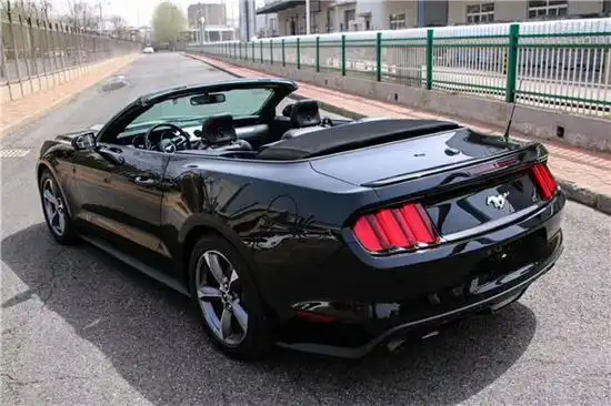 18款福特野马敞篷跑车无与伦比的肌肉感