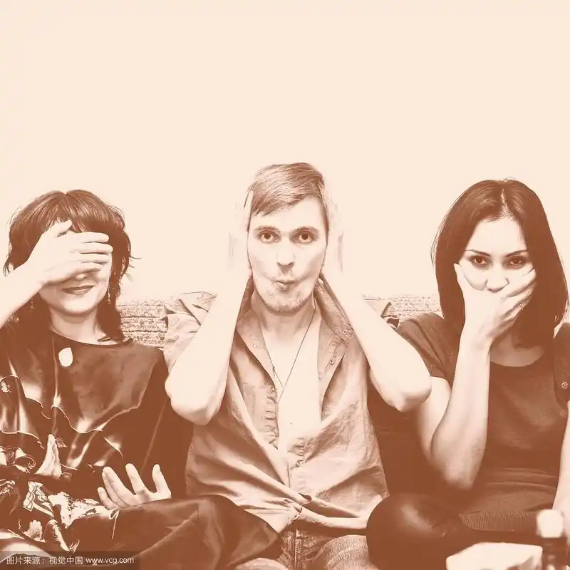 三个闭着耳朵,嘴巴和眼睛的人的肖像