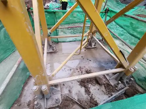 1.塔吊防雷接地一处因施工损坏,未及时修复.