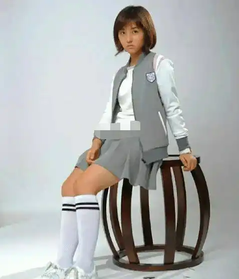 张子枫早年未修图写真曝光皮肤黝黑灵气全无大象腿抢镜堪称土妞蜕变记