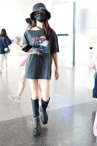 街拍:刘些宁身穿宽松t恤,脚踩高筒靴秀好身材