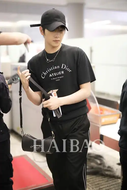 "2018海报街拍instar"候选人杨洋的全年街拍合辑:舒适清爽,帅气又时髦