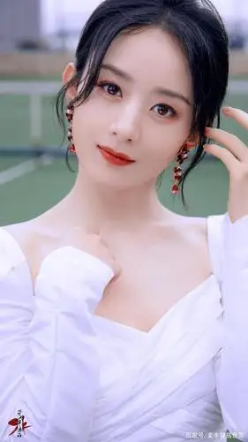 赵丽颖高清近照写真,白色修身裙红头绳,侧面看瘦得像"纸片人"