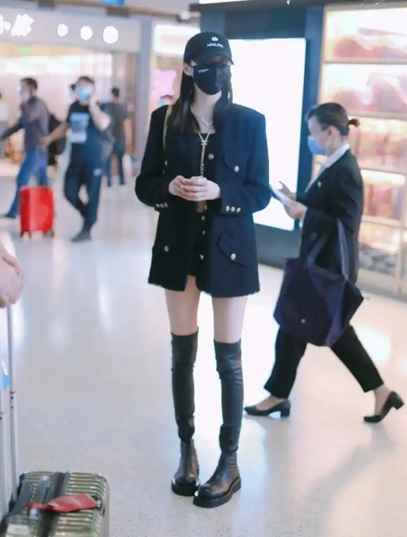 关晓彤又忍不住秀美腿了穿双丝袜皮靴一双腿看得我酸了