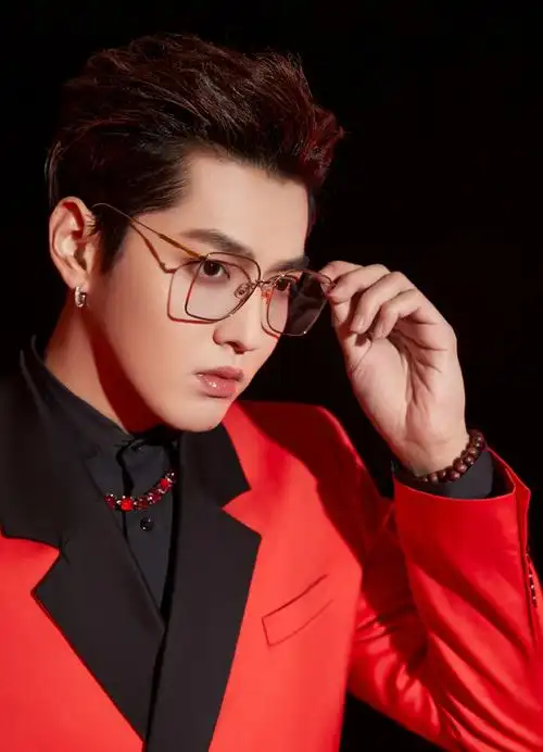 2021活出我姿态##吴亦凡新年红西装##求吴亦凡金丝眼镜半永久