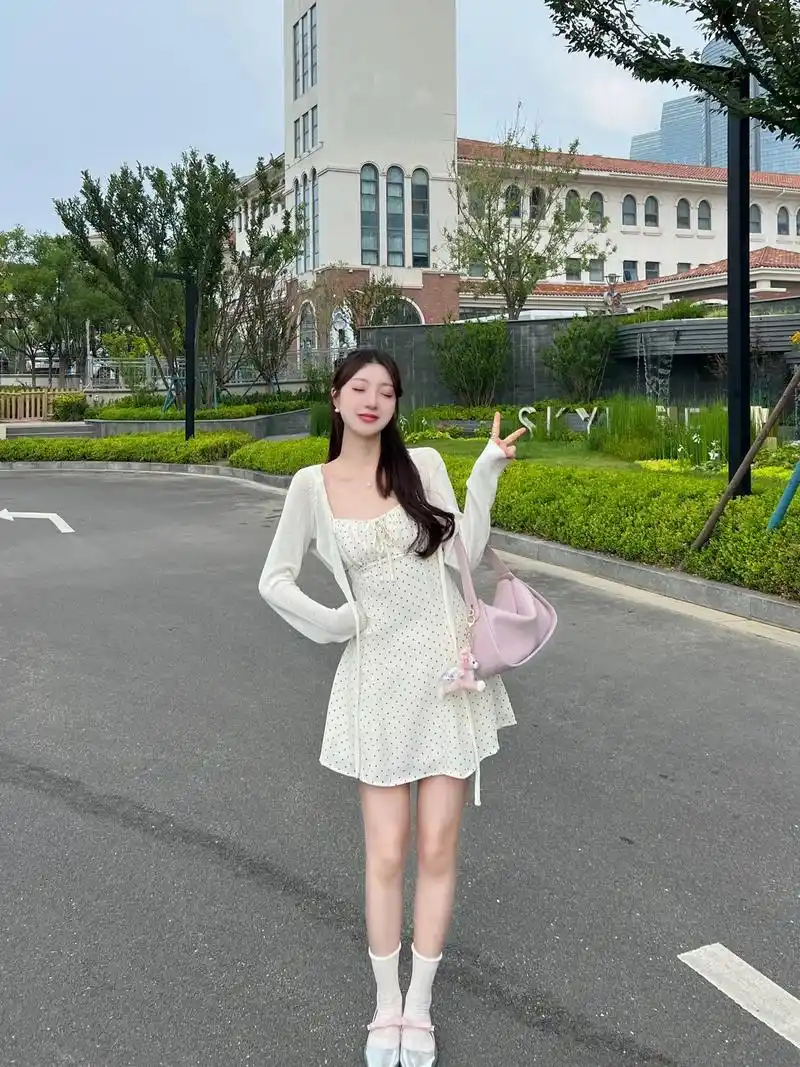 ootd桑稚穿搭好清新,波点裙乖乖的!波点吊带裙和白色针织衫 - 抖音