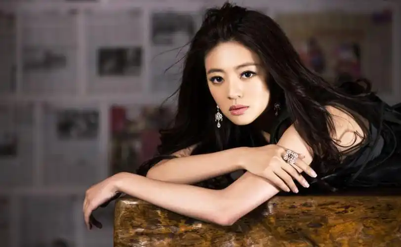 简介:全民公主安以轩熟女魅力写真图片,分享一组安以轩图片给大家,图