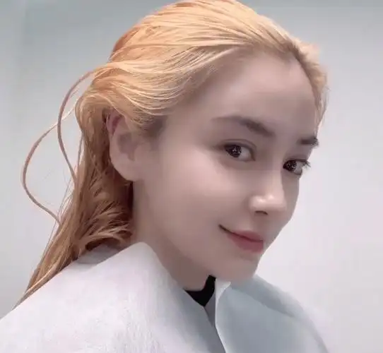 baby这么多年过去了颜值和年龄都没有丝毫变化啊,angelababy染完头发