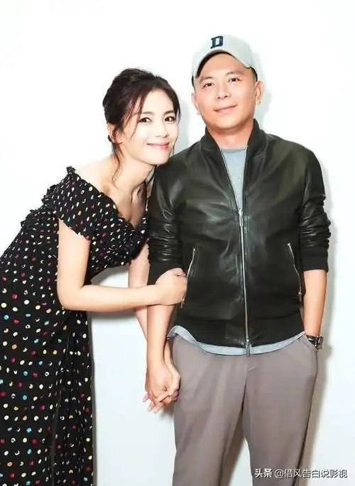 但是刘涛从来也没有回应,而是选择沉默,同时也是鼓励身处迷茫中的丈夫