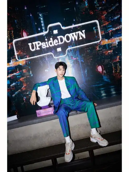 龚俊运动鞋白袜