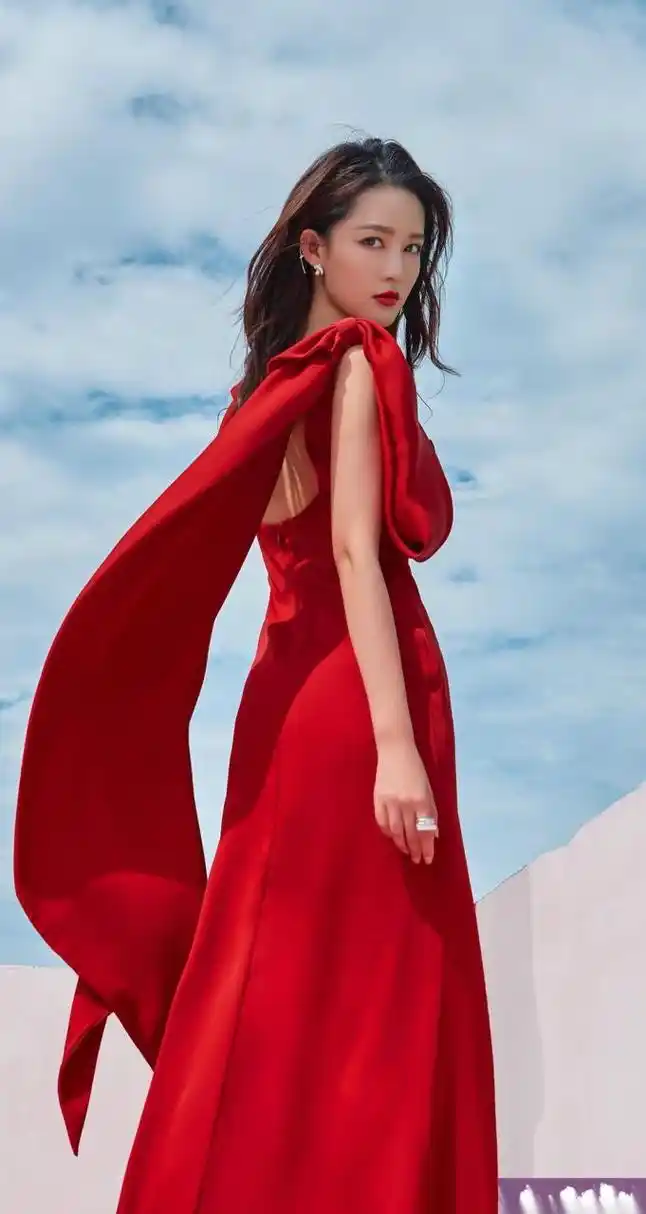 李沁红色蝴蝶结露背礼服写真