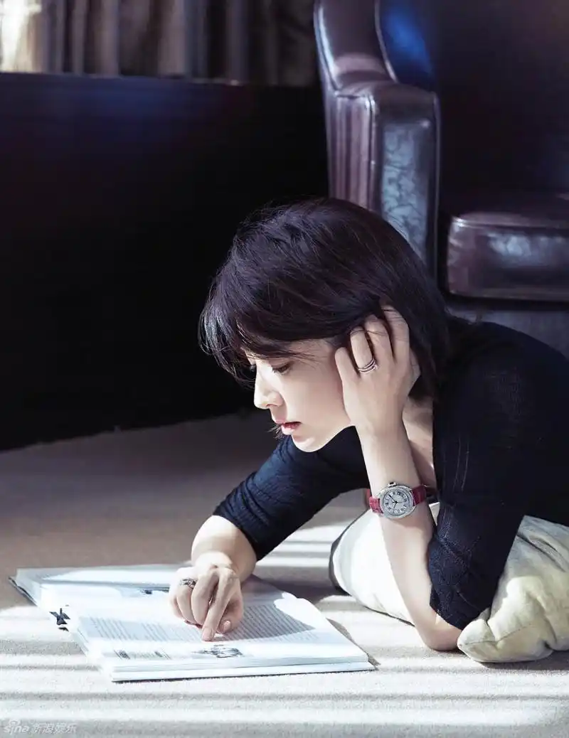 李英爱写真清新短发干练优雅 新剧赶拍中