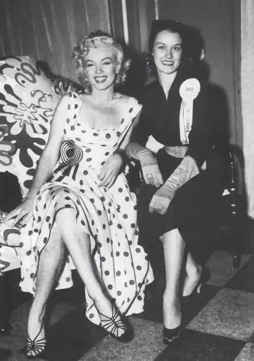 同样是波点,玛丽莲·梦露对于波点的演绎却和赫本的风格大相径庭.