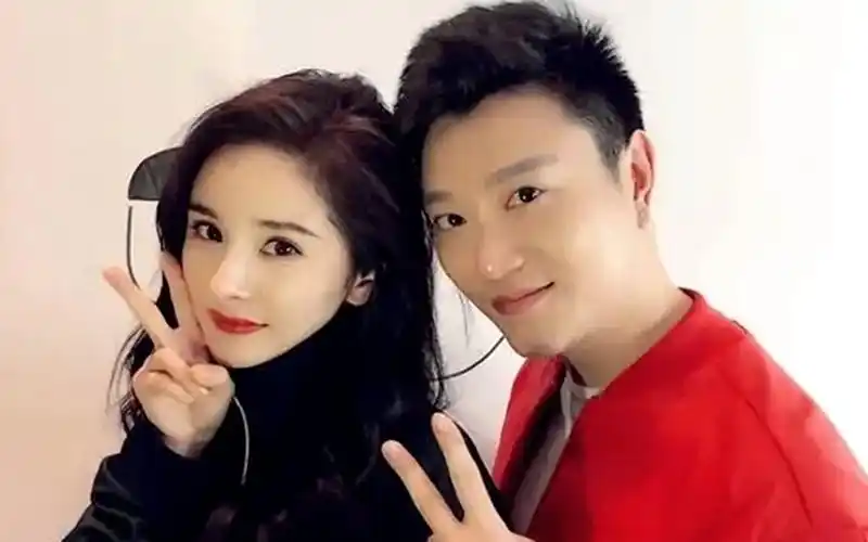 杨幂"新男友"曝光?狂追两年晒合照大胆示爱,网友:早就猜到了