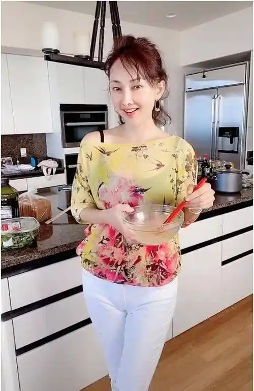 原创被岁月优待的女人长啥样44岁牛莉厨房秀身材意外曝光豪宅内景