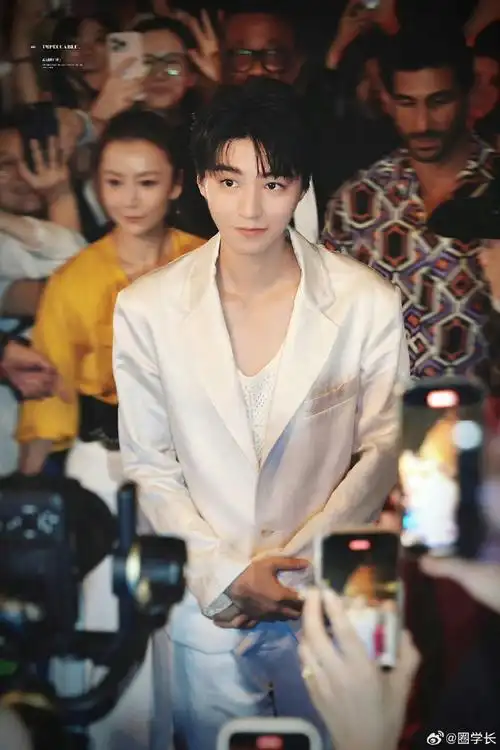 王俊凯金泳勋时装周看秀合照