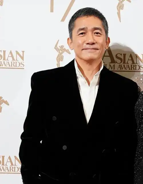 当天梁朝伟,刘嘉玲夫妻二人携手一同走红毯,梁朝伟身穿天鹅绒黑西装内