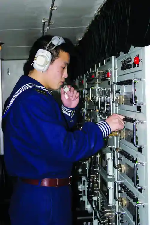 组织保障海上作战和其他任务中的指挥通信;与海军潜艇,航空兵,岸防兵