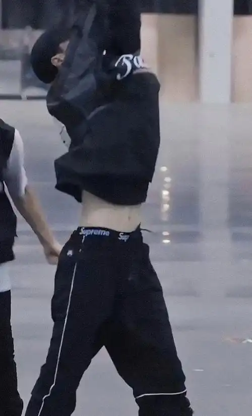 肖战中午回不了家,他会在前一天晚上给王一博准备好饭菜,装进保鲜盒