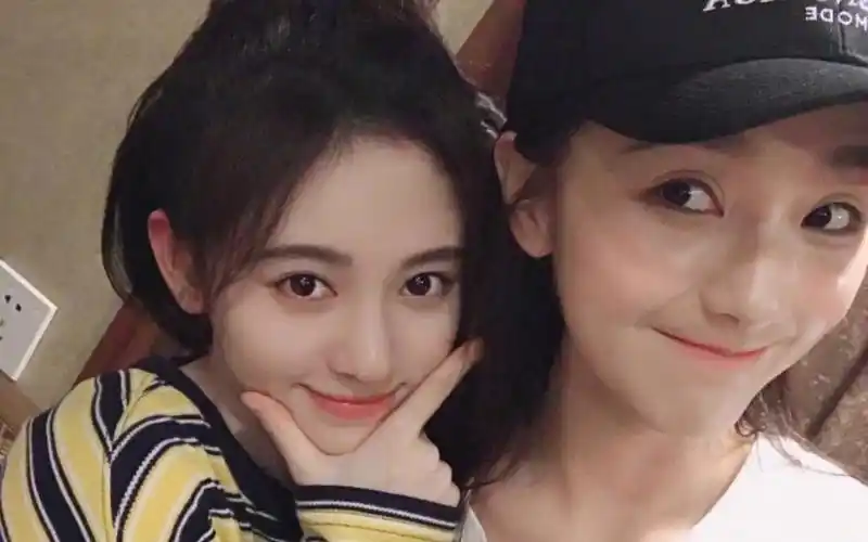 卧槽.最好的友谊莫过于肖燕和鞠婧祎了吧?