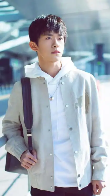 最新易烊千玺最帅时尚街拍图一股阳光少年清新感扑面而来