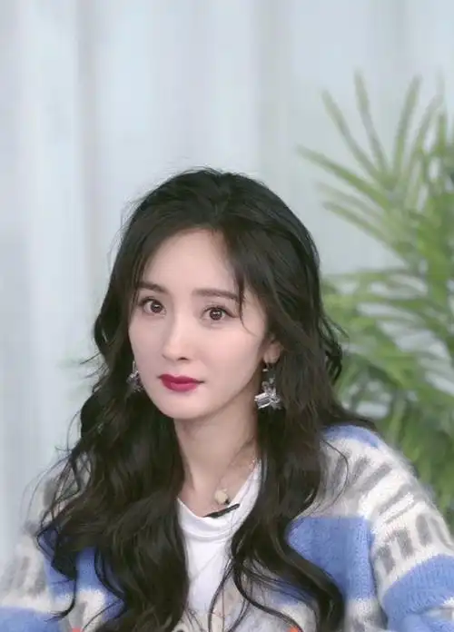 杨幂天蓝色针织开衫#杨幂今日活动look96蓝色针织开衫,俏皮可爱!