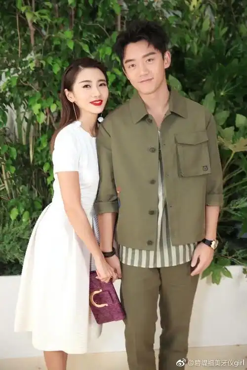 马丁靴,个性时髦,与男友在一起幸福洋溢在脸上都说女人被"情伤"老十岁