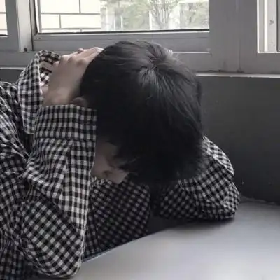 男生失落低头的头像合集男生低头伤感图片