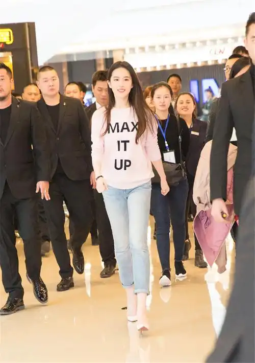 刘亦菲成都路演 观众喊话:想把小白抱回家