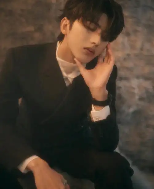 蔡徐坤晒帅照上热搜穿斗篷西装走红毯戴63万名表回头率超高