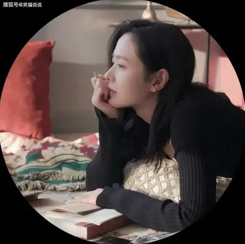 孙艺珍晒照:侧颜托腮优雅,笑容甜美好灿烂!_物料_照片_视频