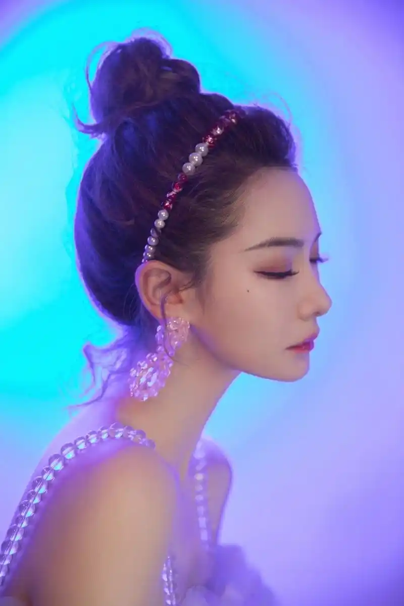 戚薇穿仙女裙美得让人心动丸子头清新减龄秀出天鹅颈