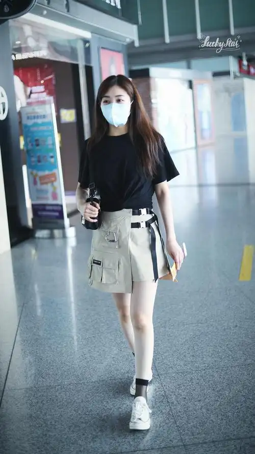 张含韵cool girl 出镜穿搭很