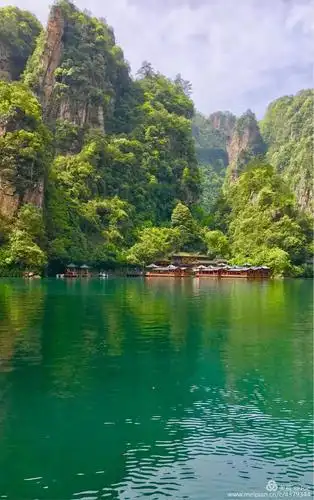 湖不是大风景就像山水画的美,湖水翠绿在船上就好像看到仙山,仙湖