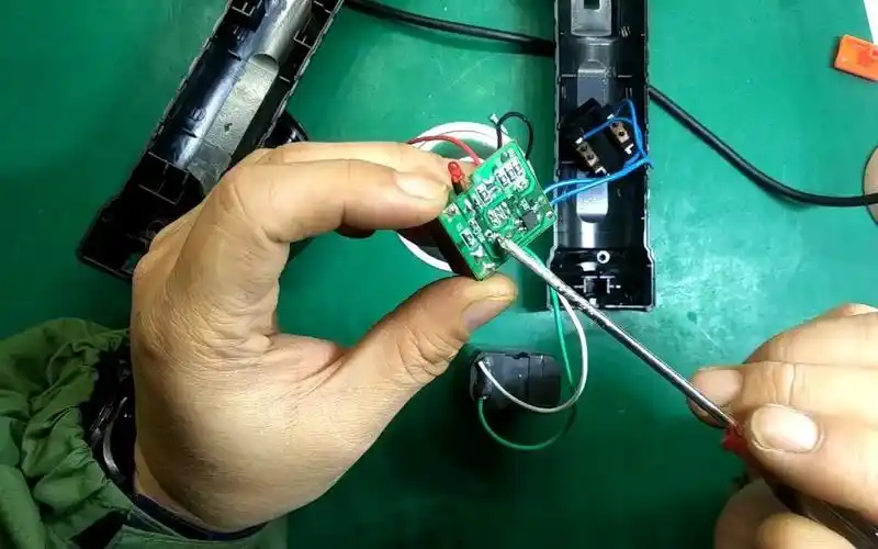 阻容降压ed手电筒超简单的原理,就几个元件组成充电电路