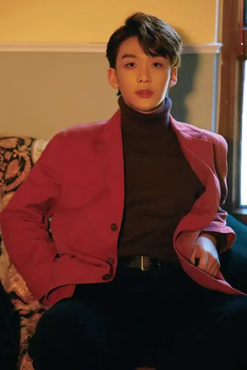 王赫野从众多参与互动的听友中抽取两名幸运听众,送出了他的签名照片